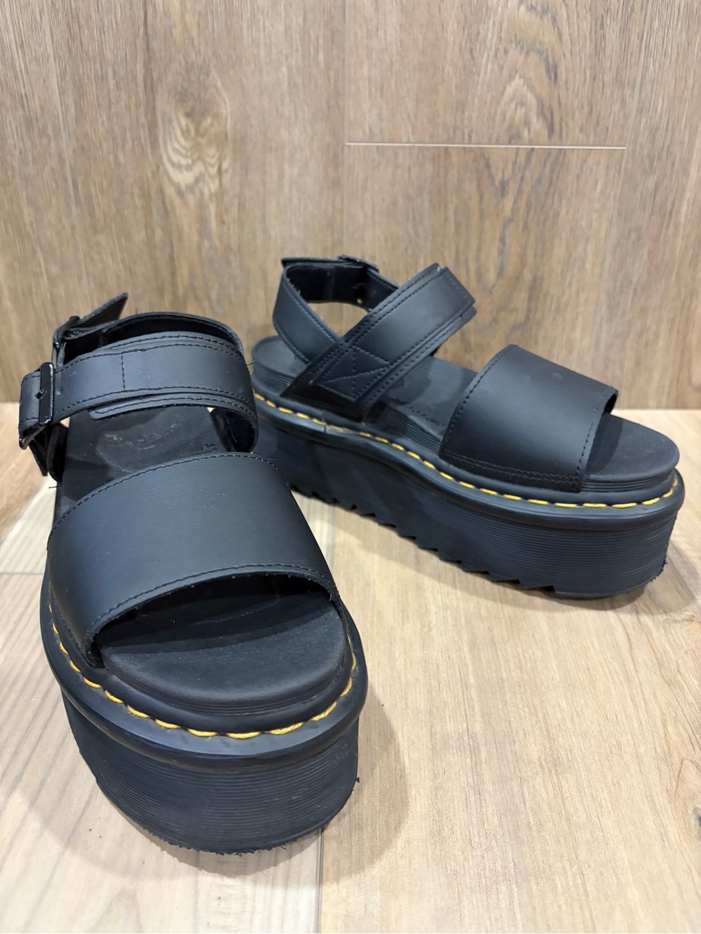 Dr. Martens Voss Quad Platform Buckle Sandal Hydro Leather Black JY004 size 7 - Picture 2 of 11